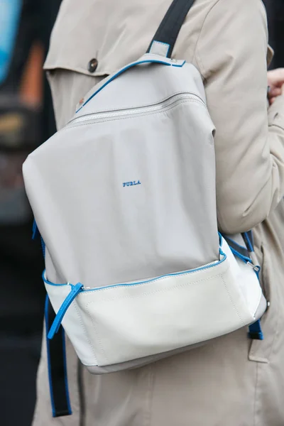 Man med beige och blå Furla ryggsäck innan PAL Zileri Fashion Show, Milan Fashion Week Street Style den 15 januari, 2018 i Milano. — Stockfoto