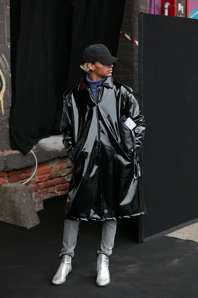 Άνθρωπος με γυαλιστερό μαύρο παλτό και ασημένια παπούτσια πριν Pal Zileri σόου μόδας, Μιλάνο στυλ Street εβδομάδα μόδας στις 15 Ιανουαρίου, 2018 στο Μιλάνο. — Φωτογραφία Αρχείου