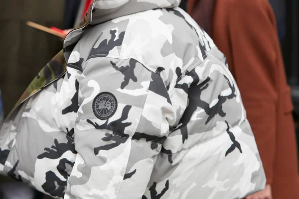 Mann mit Canada-Gänse-Camouflage-Jacke vor der Modenschau von Zileri, Mailänder Modewoche Streetstyle am 15. Januar 2018 in Mailand. — Stockfoto