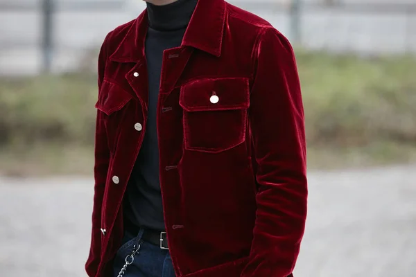 Человек в красной бархатной куртке перед показом мод Pal Zileri, стиль улицы Milan Fashion Week 15 января 2018 года в Милане . — стоковое фото