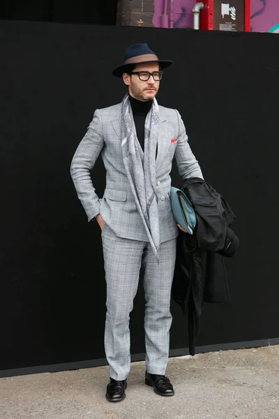 パル・ジレリのファッションショーの前にグレーのスーツを着た男、ミラノで2018年1月15日にミラノファッションウィークストリートスタイル. — ストック写真