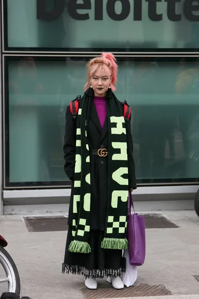 Vrouw met groene en zwarte sjaal en Gucci riem voor de modeshow Giorgio Armani, Milaan Fashion Week straatstijl op 15 januari 2018 in Milaan. — Stockfoto