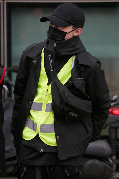 Man in black with yellow jacket and black pollution mask before Giorgio Armani fashion show, Milan Fashion Week street style on January 15, 2018 in Milan. — Stock Photo, Image