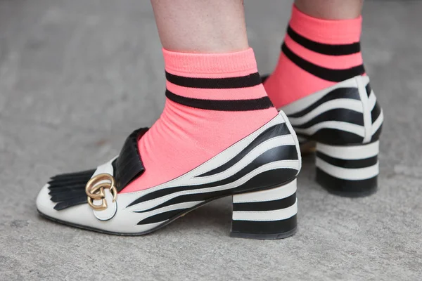 Жінка з чорно-білими туфлями Gucci і рожевими шкарпетками перед показом моди Джорджо Армані в Міланському стилі Fashion Week Street 15 січня 2018 року в Мілані.. — стокове фото