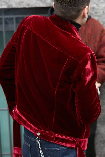 Άνθρωπος με κόκκινο βελούδο μπουφάν και μαύρο ζιβάγκο πριν από τον Τζόρτζιο Αρμάνι σόου μόδας, Μιλάνο στυλ Street εβδομάδα μόδας στις 15 Ιανουαρίου, 2018 στο Μιλάνο. — Φωτογραφία Αρχείου