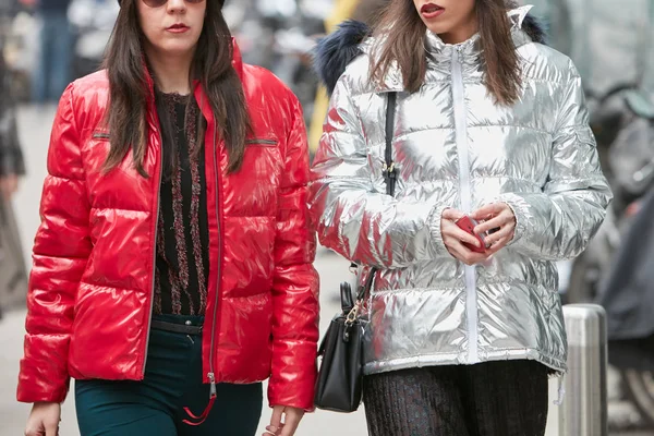 Жінки з червоною і срібною м'якою куртку перед Джорджо Армані Fashion Show, Мілан тиждень моди вулиці стилі на 15 січня 2018 в Мілані. — стокове фото