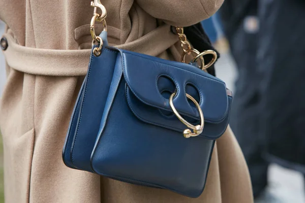 Mulher com saco de couro azul JW Anderson antes Giorgio Armani desfile de moda, Milan Fashion Week street style em janeiro 15, 2018 em Milão . — Fotografia de Stock