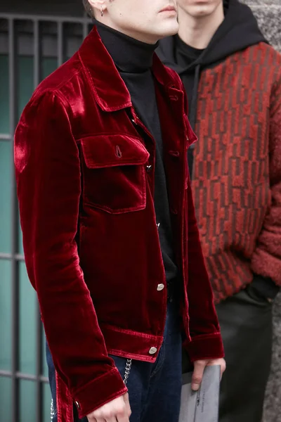 Man med röd sammet jacka och svart polotröja innan Giorgio Armani Fashion Show, Milan Fashion Week Street Style den 15 januari, 2018 i Milano. — Stockfoto