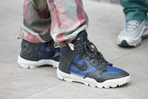 Людина з блакитними і чорними черевиками Nike кросівки перед Джорджо Армані моди показати, Мілан тиждень моди вулиці стилі на 15 січня 2018 в Мілані. — стокове фото