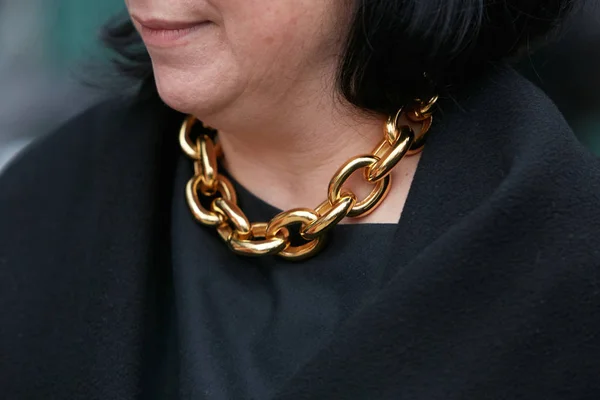 Woman with yellow gold chain necklace before Giorgio Armani fashion show, Milan Fashion Week street style on January 15, 2018 in Milan. — Stock Photo, Image