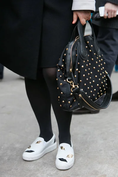 Kvinna med Loewe svart läderväska med gyllene dubbar innan Giorgio Armani modevisning, Milan Fashion Week street style den 15 januari 2018 i Milano. — Stockfoto