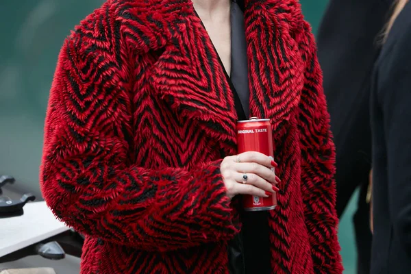 Nő vörös-fehér szőrme kabát és Coca Cola can előtt Giorgio Armani divatbemutató, Milánó Fashion Week utcai stílusban január 15, 2018 a Milan. — Stock Fotó