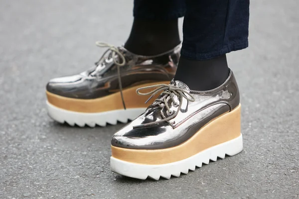 Nainen hopea metallinen kiila kantapää kengät ennen Giorgio Armani muotinäytös, Milano Muotiviikko katu tyyli tammikuussa 15, 2018 Milanossa . — kuvapankkivalokuva
