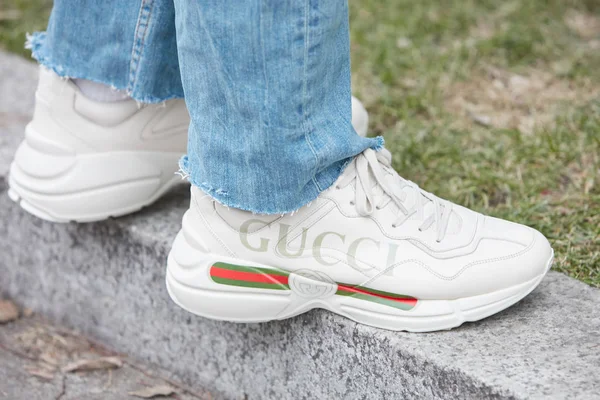 Férfi fehér Gucci cipők előtt Giorgio Armani divatbemutató, Milan Fashion Week utcai stílusban január 15, 2018 Milánó. — Stock Fotó