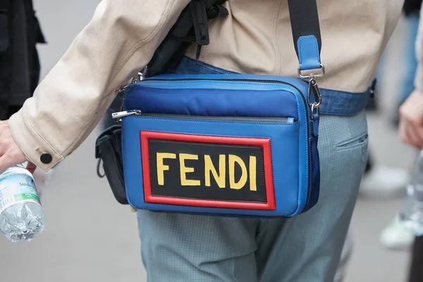 Woman with blue Fendi bag before Fendi fashion show, Milan Fashion Week street style 15 січня 2018 року в Мілані. — стокове фото