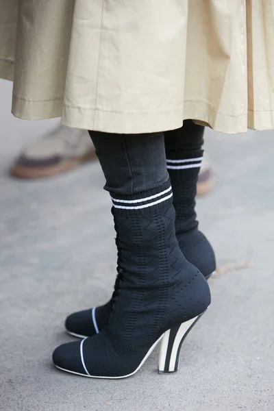 Женщина в черно-белых туфлях Fendi и бежевой юбке перед показом мод Fendi, уличный стиль Миланской недели моды 15 января 2018 года в Милане . — стоковое фото