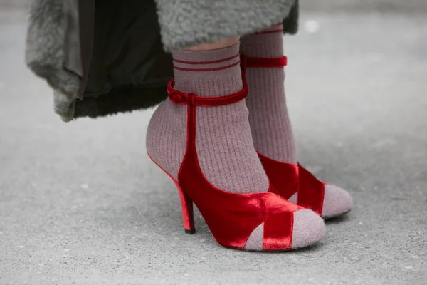 Woman with red velvet high heel shoes and green coat before Fendi fashion show, Milan Fashion Week street style on January 15, 2018 in Mediolan. — Zdjęcie stockowe