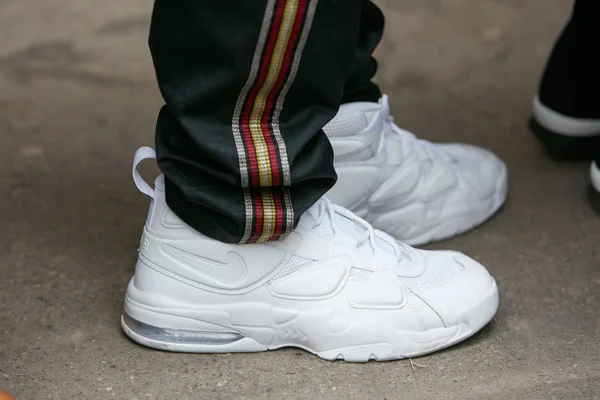 Hombre con zapatos de aire Nike blancos antes del desfile de moda Fendi, Milan Fashion Week street style on enero 15, 2018 in Milan . —  Fotos de Stock