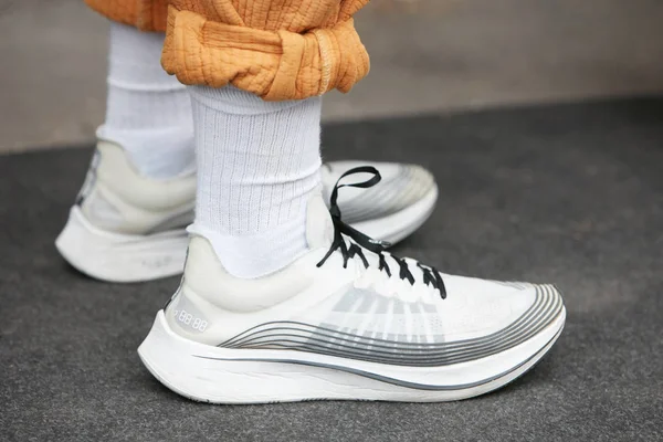 Άνθρωπος με λευκά παπούτσια Nike και πορτοκαλί παντελόνια πριν από την επίδειξη μόδας του Μιλάνου, το στυλ του δρόμου της εβδομάδας μόδας στο Μιλάνο στις 15 Ιανουαρίου, 2018 στο Μιλάνο. — Φωτογραφία Αρχείου