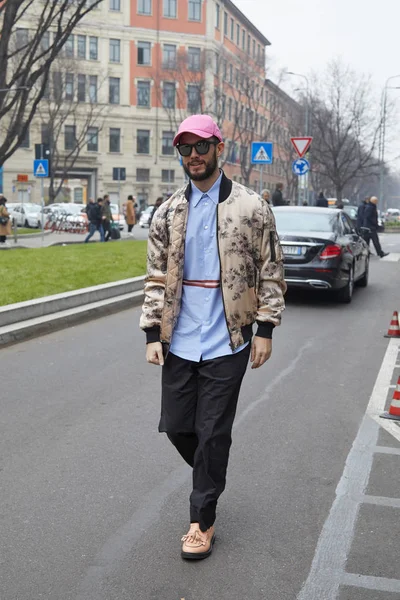 Uomo con bomber beige e berretto rosa prima della sfilata di moda Giorgio Armani, Milano Fashion Week street style il 15 gennaio 2018 a Milano . — Foto Stock