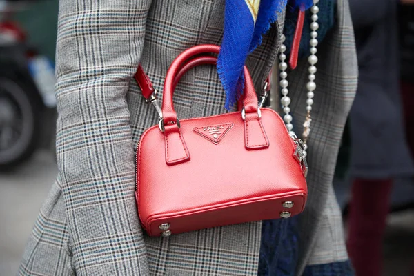 Wanita dengan tas Prada kulit merah sebelum peragaan busana Giorgio Armani, Milan Fashion Week street style pada tanggal 15 Januari 2018 di Milan . — Stok Foto