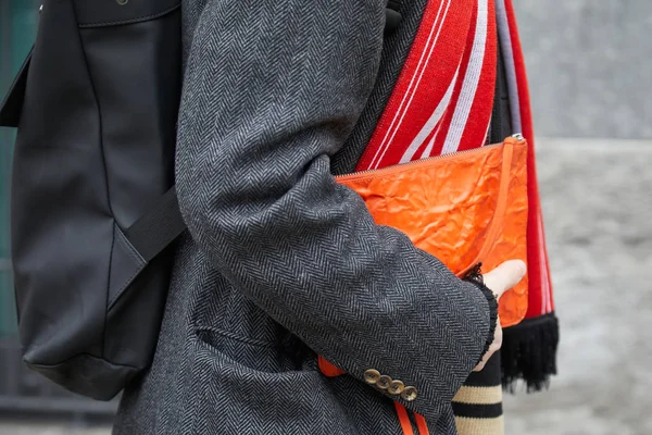 2018년 1월 15일 밀라노 에서 조르지오 아르마니 패션쇼, 밀라노 패션 위크 스트리트 스타일 전에 오렌지 백과 빨간 스카프를 가진 남자. — 스톡 사진