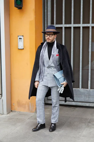 Человек в сером костюме и черном пальто перед показом мод Джорджио Армани, уличный стиль Недели Моды в Милане 15 января 2018 года . — стоковое фото