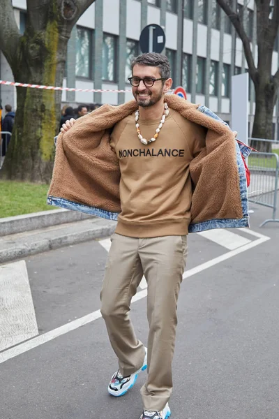 Simone Marchetti ile kahverengi kazak ile 'Nonchalance' Giorgio Armani defile önce yazma, Ocak'ta Milano Moda Haftası sokak stili 15, 2018 Milano. — Stok fotoğraf
