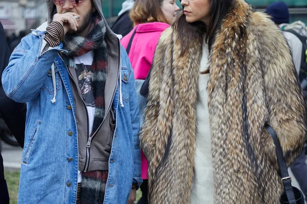 Woman with brown fur coat and man with blue jeans jacket and hoodie before Giorgio Armani fashion show, Milan Fashion Week street style on January 15, 2018 in Milan. — 스톡 사진