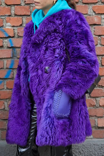 2018年1月15日在米兰举行的米兰时装周街头时装秀之前，身穿紫色毛皮外套和蓝绿色帽衫的女性. — 图库照片