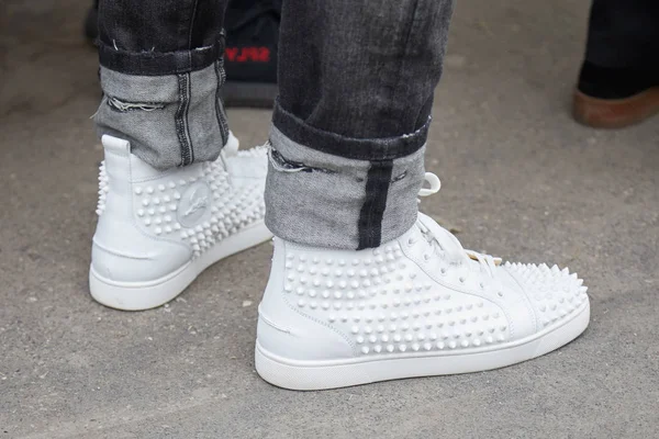 Man with Louboutin white sneakers shoes with studs before Fendi fashion show, Milan Fashion Week street style on January 15, 2018 in Milan. — Stok Foto
