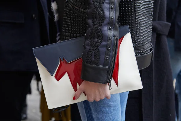 Kvinna med vit, blå och röd väska innan Fendi modevisning, Milan Fashion Week street style den 15 januari 2018 i Milano. — Stockfoto