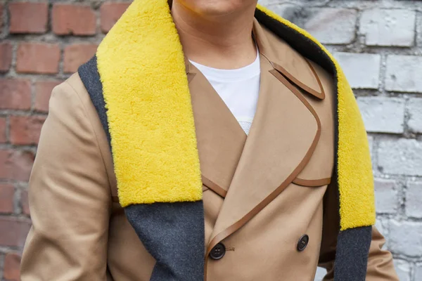 Man med beige kappa med gul och grå halsduk innan Fendi Fashion Show, Milan Fashion Week Street Style den 15 januari, 2018 i Milano. — Stockfoto