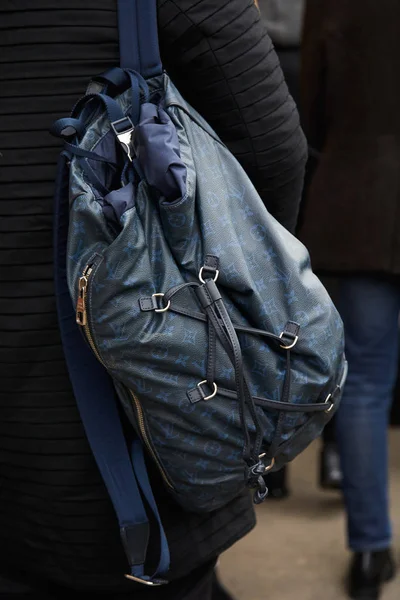 Man med blå och svart Louis Vuitton ryggsäck innan Fendi Fashion Show, Milan Fashion Week Street Style den 15 januari, 2018 i Milano. — Stockfoto
