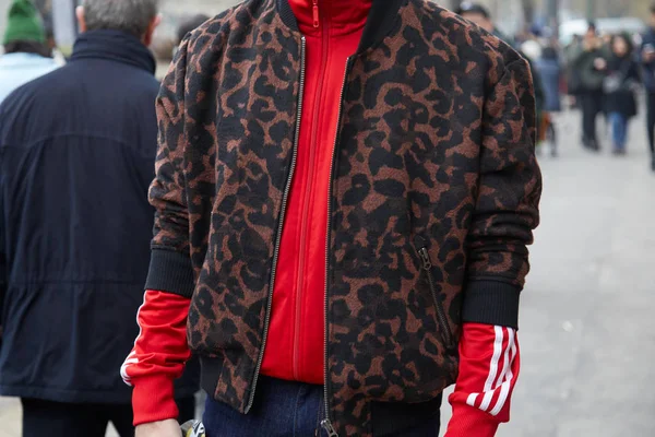 Man met bruin gevlekt jas en rode Adidas Sweatshirt voor Fendi fashion show, Milan Fashion week Street Style op 15 januari 2018 in Milaan. — Stockfoto