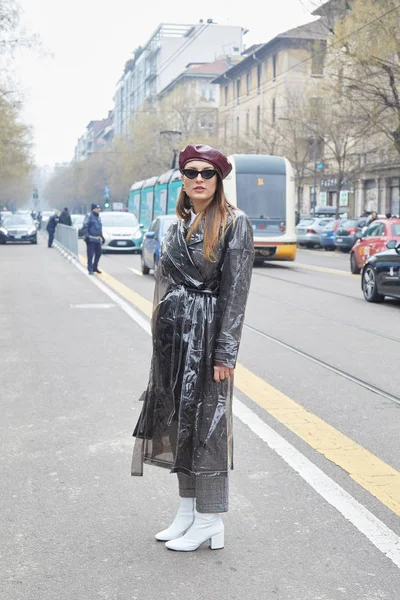 Fendi moda defilesinden önce gri, şeffaf yağmurluk ve beyaz çizmeli kadın, Milan Moda Haftası tarzı 15 Ocak 2018 'de Milano' da. — Stok fotoğraf