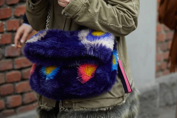 Femme avec sac en fourrure violette et veste verte avant le défilé de mode Fendi, Milan Fashion Week street style le janvier 15, 2018 à Milan . — Photo