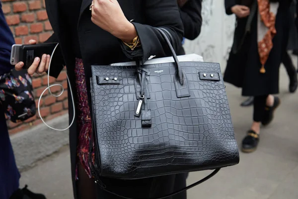 Wanita dengan tas buaya hitam Santo Laurent sebelum peragaan busana Fendi, Milan Fashion Week gaya jalanan pada tanggal 15 Januari 2018 di Milan . — Stok Foto