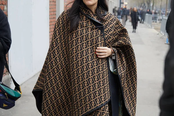 Frau mit braunem und schwarzem Fendi-Mantel vor der Fendi-Modenschau, Mailänder Modewoche Streetstyle am 15. Januar 2018 in Mailand. — Stockfoto