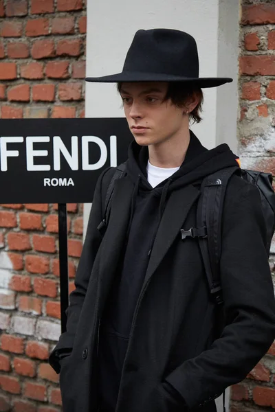 Fendi defilesinden sonra siyah şapkalı manken, 15 Ocak 2018'de Milano Moda Haftası sokak stili. — Stok fotoğraf