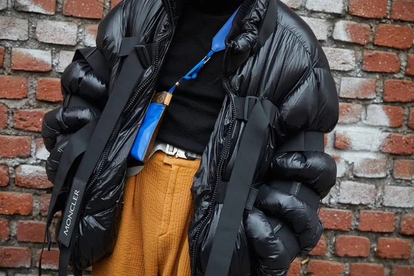 Άντρας με μαύρο μπουφάν και μπλε Louis Βιτόν τσάντα πριν από την επίδειξη μόδας του Μιλάνου, το στυλ του δρόμου της εβδομάδας μόδας στο Μιλάνο στις 15 Ιανουαρίου, 2018 στο Μιλάνο. — Φωτογραφία Αρχείου