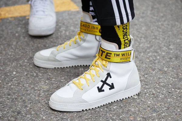 Baskets Homme Blanc cassé avec ceinture jaune avant Représenter défilé de mode, Milan Fashion Week street style le janvier 15, 2018 à Milan . — Photo