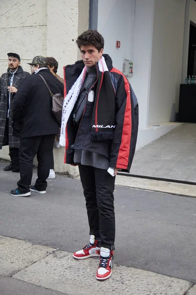 Temsil defilesinden önce siyah ve kırmızı ceketli adam, 15 Ocak 2018'de Milano Moda Haftası sokak stili. — Stok fotoğraf