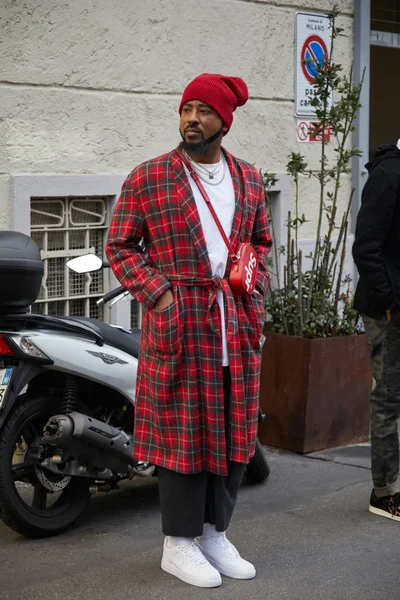 Man met rode tartan vacht en Louis Vuitton Supreme tas voordat vertegenwoordigen modeshow, Milan Fashion week Street Style op 15 januari 2018 in Milaan. — Stockfoto