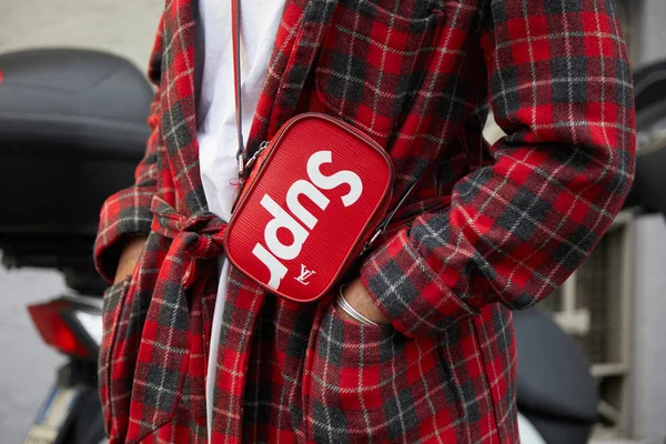 Man med röd tartan päls och röd högsta Louis Vuitton väska före representera Fashion Show, Milan Fashion Week Street Style den 15 januari, 2018 i Milano. — Stockfoto