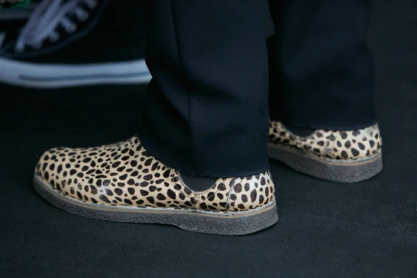 Man with beige and black dappled shoes before Pal Zileri fashion show, Milan Fashion Week street style on January 15, 2018 in Milan. — Stock Photo, Image