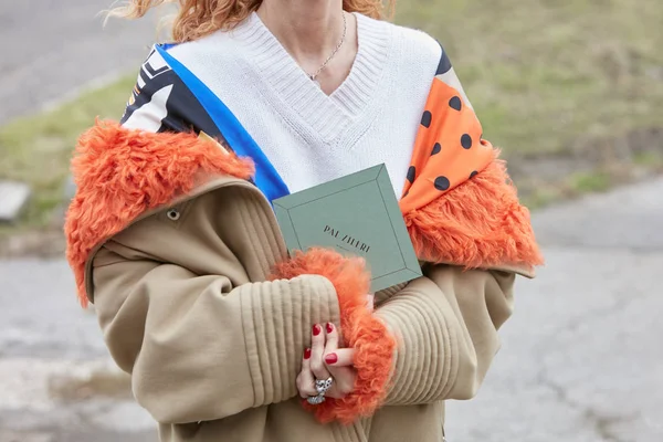 Frau mit beigem Mantel und orangefarbenem Pelz vor der Modenschau, Mailänder Modewoche Streetstyle am 15. Januar 2018 in Mailand. — Stockfoto