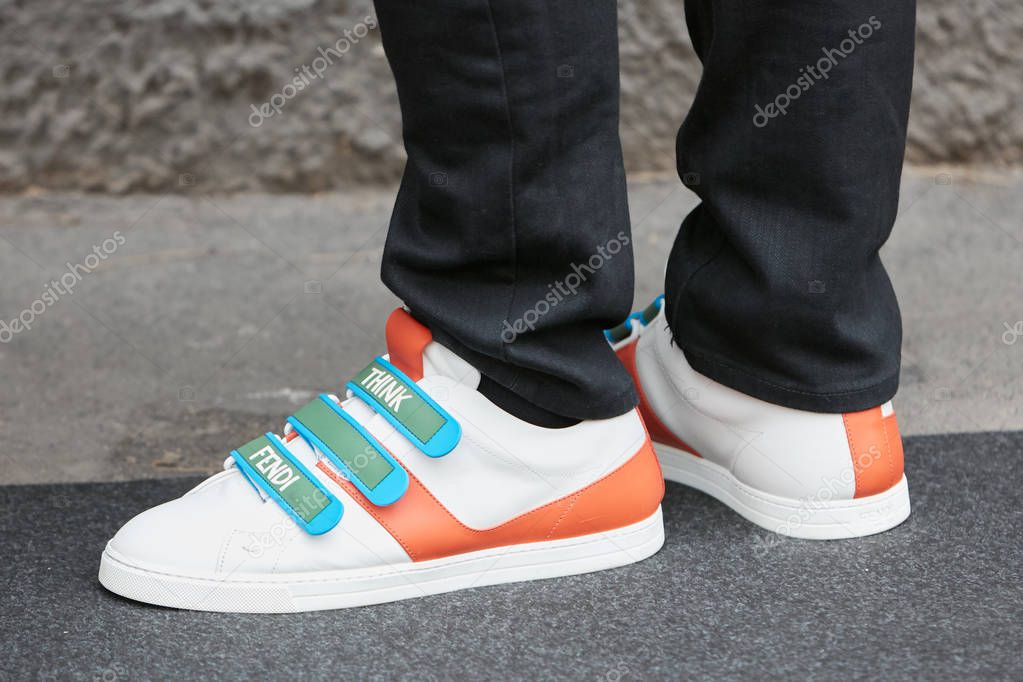 Uomo con sneakers Fendi bianche arancioni e verdi prima della sfilata di Giorgio Armani Milano Fashion Week street style il 15 gennaio 2018 a Milano Foto stock editoriale di AndreaA. 272282014