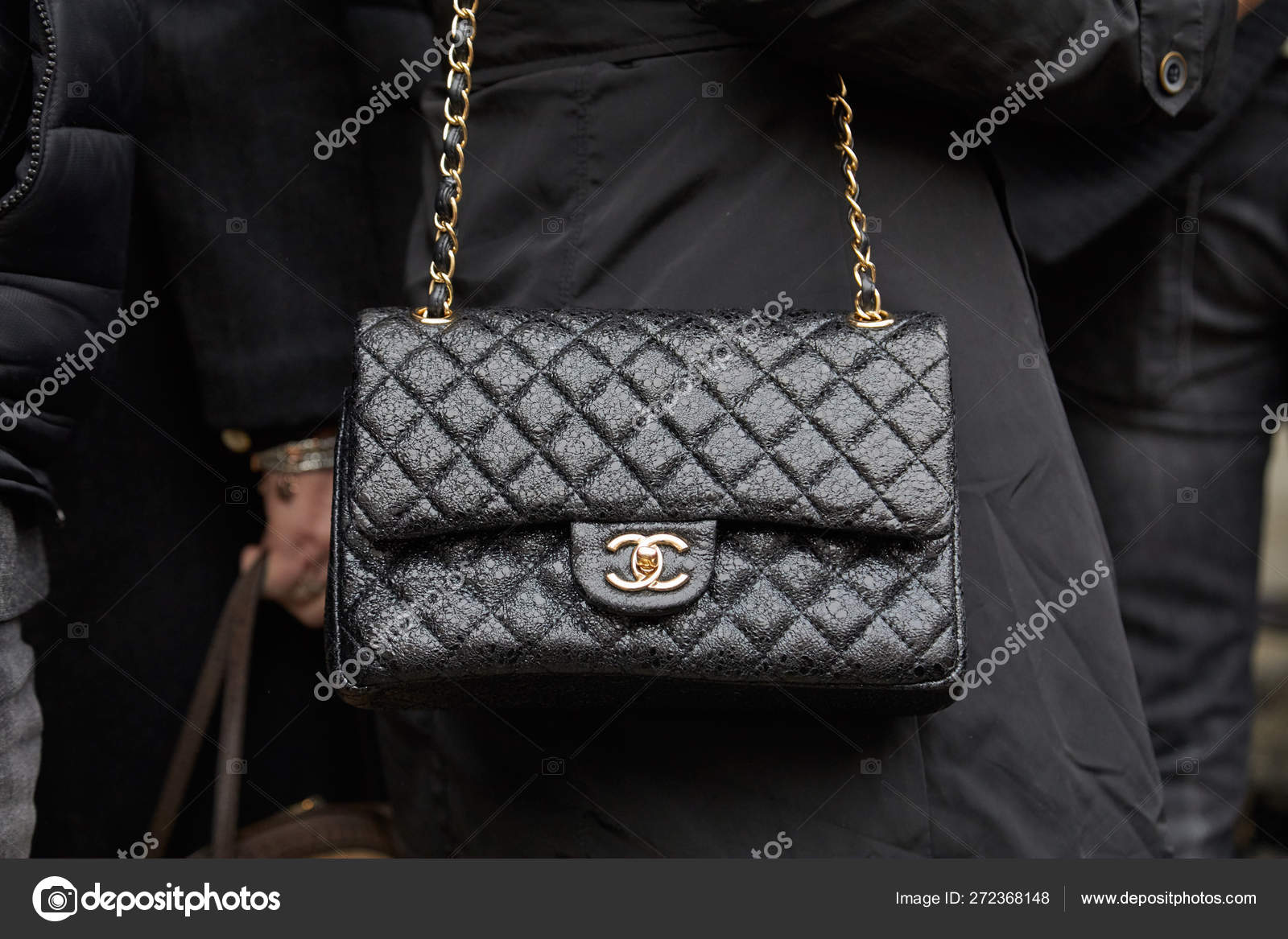 Femme avec sac Chanel en cuir noir et chaîne dorée avant le défilé Frankie  Morello, Milan Fashion Week street style — Photo éditoriale © AndreaA.  #272368148