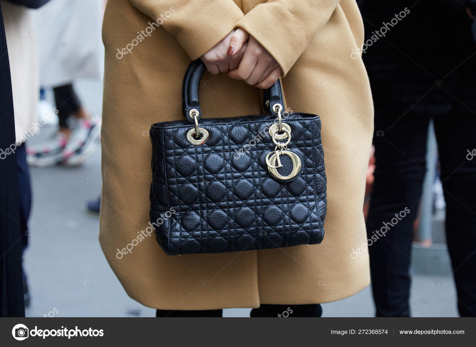 transmissie Postbode Duwen Woman with black leather Dior bag and beige coat before Frankie Morello fashion show, Milan Fashion Week street style – Stock Editorial Photo © AndreaA. #272368574 transmissie Postbode Duwen Woman with black leather Dior bag and beige coat before Frankie Morello fashion show, Milan Fashion Week street style – Stock Editorial Photo © AndreaA. #272368574
